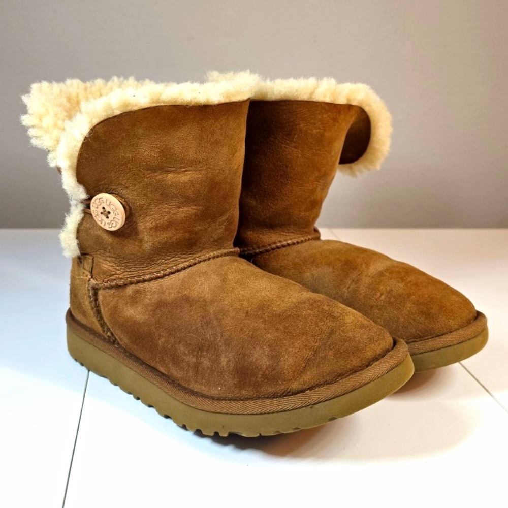 UGG Bailey Button Brown Suede Bootie Shearling/Sheepskin Lined US 5